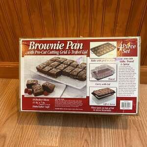 BROWNIE PAN 4-PIECE SET WITH PRE-CUT CUTTING GRID & TRAVEL LID New Rare